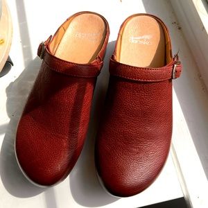 Dansko Berry Nubuck Convertible Mule in Ruby